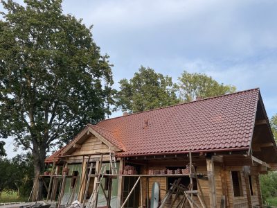 Māla dakstiņu jumta montāža.