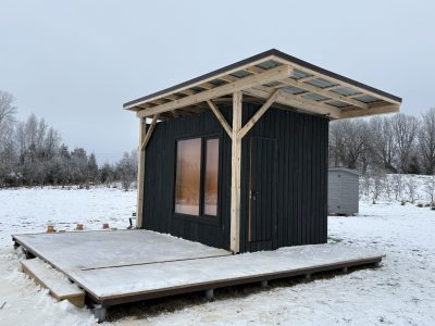 Dārza māja ar pārvietojamo jumtu.