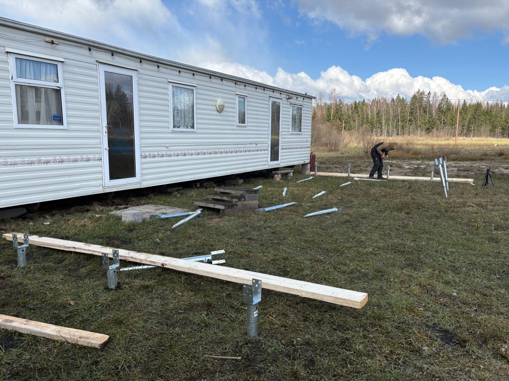 Skrūvpāļu dzīšana un līmeņošana